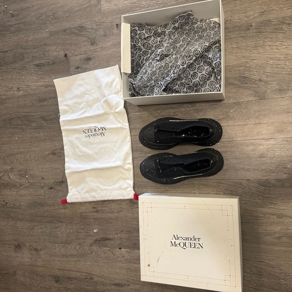 Alexander McQueen Black and White (Special Edition Neiman Marcus edition) - Picture 6 of 11